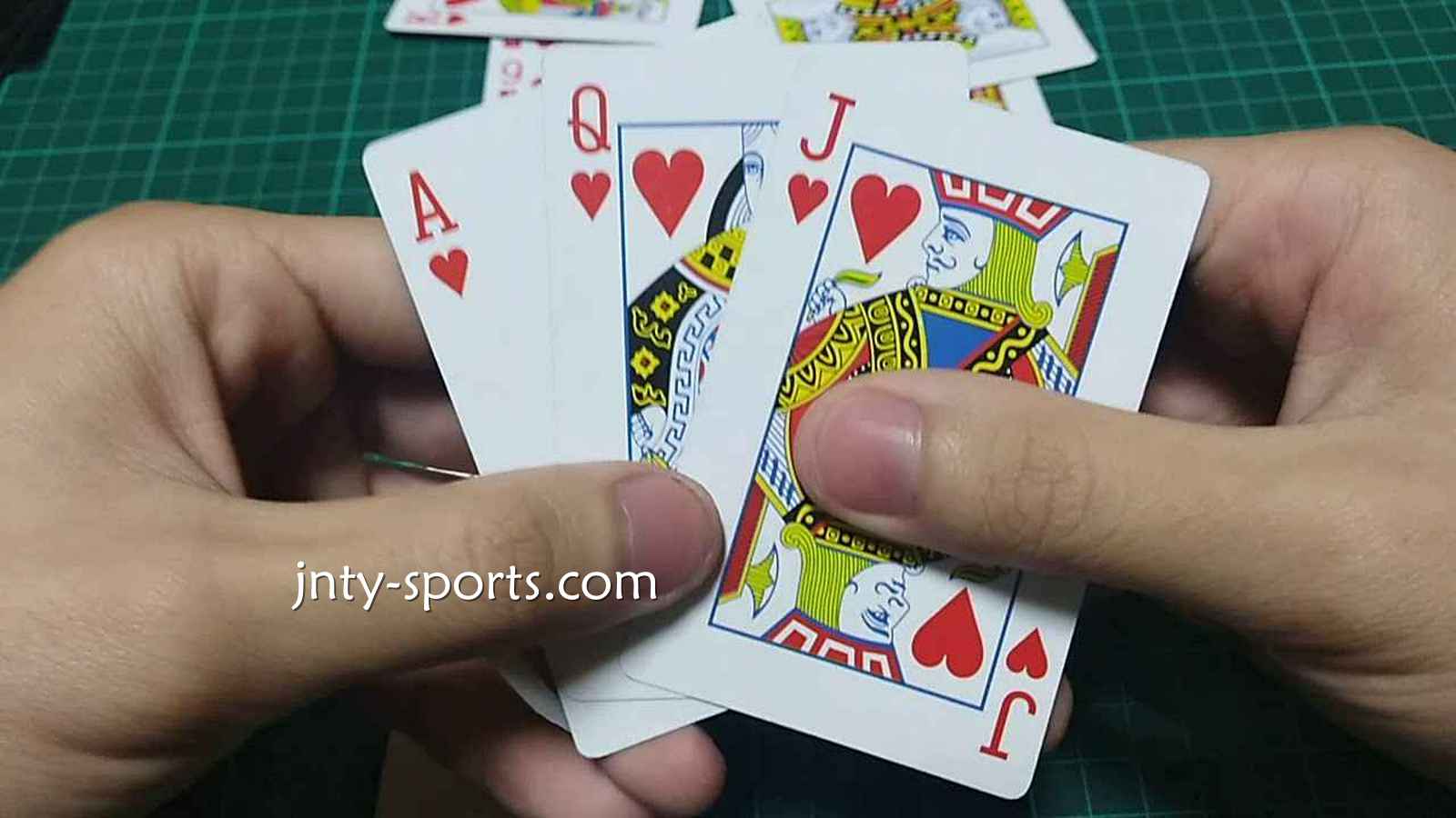 在爱体育快速玩起棋牌游戏《越南扑克》经典比大小